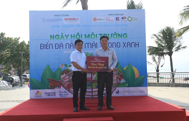Hệ thống Giáo dục Việt Nhật trao tặng 1 mô hình “Cá Bống ăn rác” cho Ban quản lý đặt tại bãi biển Thanh Khê.