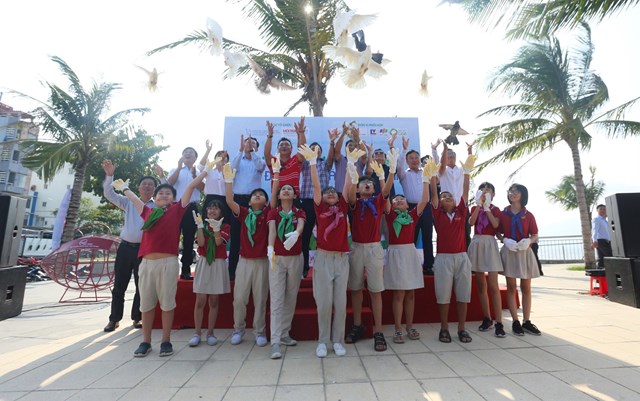 600 người nhặt rác hưởng ứng Ngày hội môi trường "Biển Đà Nẵng mãi trong xanh" - Ảnh 2