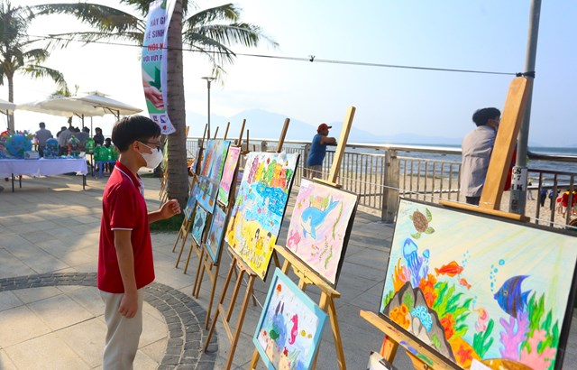 Nhiều bức tranh về chủ đề bảo về môi trường do các em thiếu nhi vẽ được triển lãm tại chương trình.