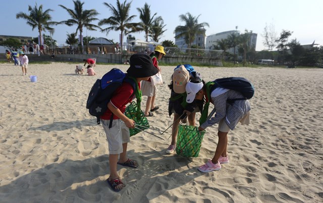 Dù thời tiết nắng nóng nhưng các tình nguyện viên vẫn nhiệt tình tham gia nhặt rác.