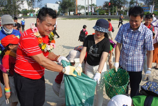 600 người nhặt rác hưởng ứng Ngày hội môi trường "Biển Đà Nẵng mãi trong xanh" - Ảnh 4
