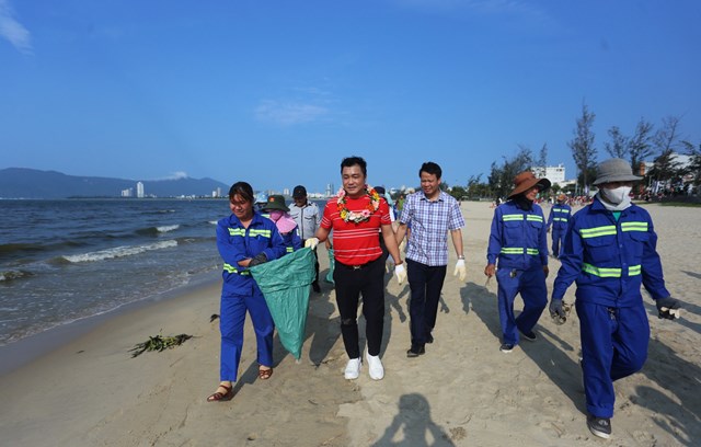 Đại sứ môi trường – Diễn viên Lý Hùng cùng với các lực lượng đồng loạt ra quân dọn vệ sinh môi trường tại nhiều điểm dọc tuyến biển Nguyễn Tất Thành.
