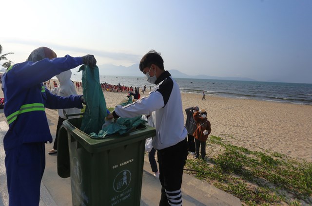 600 người nhặt rác hưởng ứng Ngày hội môi trường "Biển Đà Nẵng mãi trong xanh" - Ảnh 6