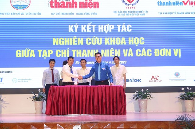 Nhà báo&nbsp;Nguy&ecirc;̃n Toàn Thắng, T&ocirc;̉ng bi&ecirc;n t&acirc;̣p Tạp chí Thanh ni&ecirc;n ký k&ecirc;́t hợp tác cùng đ&ocirc;̀ng chí Đào Anh Tu&acirc;́n&nbsp;- Ủy vi&ecirc;n BCH Trung ương Đo&agrave;n, B&iacute; thư Đo&agrave;n thanh ni&ecirc;n Học viện Ch&iacute;nh trị quốc gia Hồ Ch&iacute; Minh