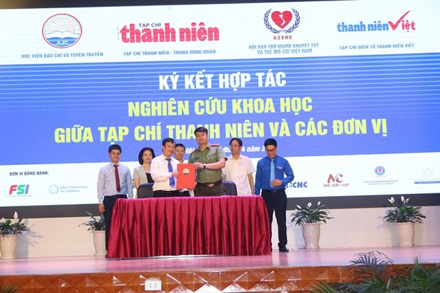 Nhà báo&nbsp;Nguy&ecirc;̃n Toàn Thắng -T&ocirc;̉ng bi&ecirc;n t&acirc;̣p Tạp chí Thanh ni&ecirc;n ký k&ecirc;́t hợp tác cùng đ&ocirc;̀ng chí Tr&acirc;̀n Văn Bình&nbsp;- B&iacute; thư Đo&agrave;n thanh ni&ecirc;n Học viện ch&iacute;nh trị C&ocirc;ng an Nh&acirc;n d&acirc;n