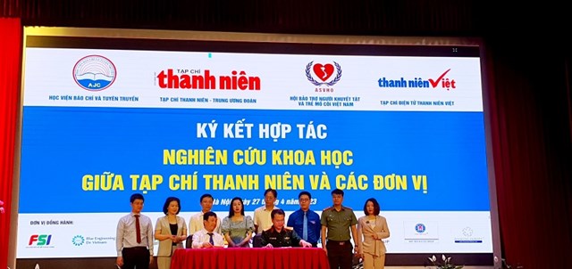 Nhà báo&nbsp;Nguy&ecirc;̃n Toàn Thắng, T&ocirc;̉ng bi&ecirc;n t&acirc;̣p Tạp chí Thanh ni&ecirc;n ký k&ecirc;́t hợp tác cùng đ&ocirc;̀ng chí Nguyễn Tuấn Kiệt - Trưởng ban c&ocirc;ng t&aacute;c quần ch&uacute;ng Trường sĩ quan Ch&iacute;nh trị