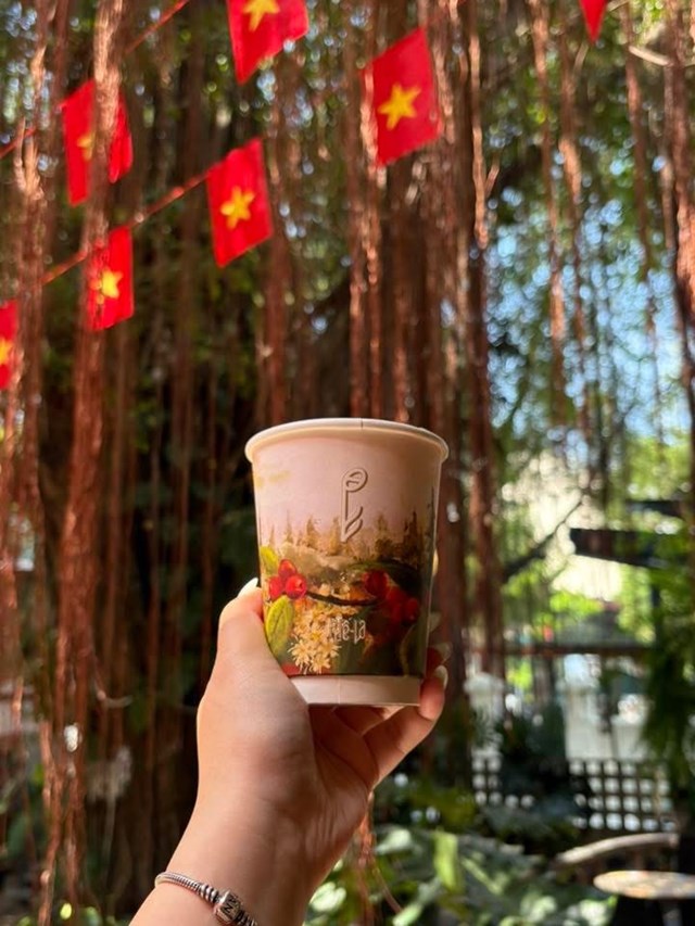 Phê La "khoác áo mới": Bản giao hưởng sơn dầu trên những chiếc ly đặc sản - Ảnh 2