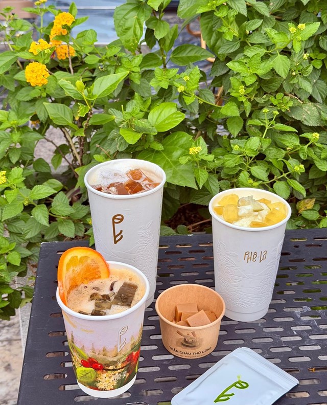 Phê La "khoác áo mới": Bản giao hưởng sơn dầu trên những chiếc ly đặc sản - Ảnh 4