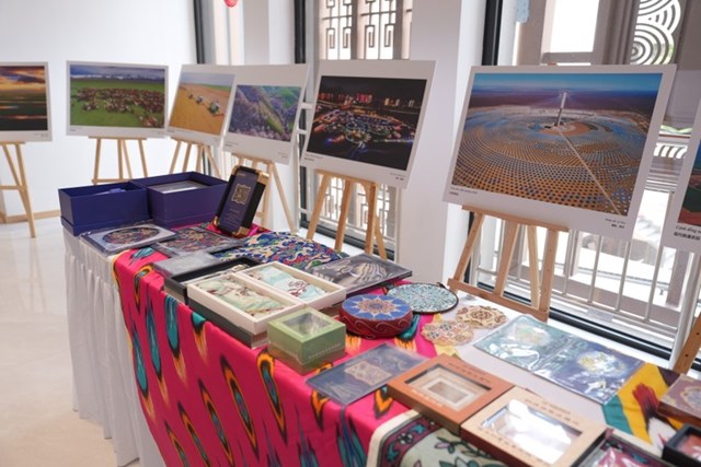 Trưng b&agrave;y ảnh, giới thiệu sản phẩm thủ c&ocirc;ng của T&acirc;n Cương b&ecirc;n lề chương tr&igrave;nh. &nbsp;