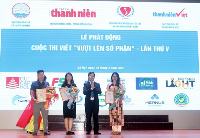 Nh&agrave; b&aacute;o Nguyễn To&agrave;n Thắng, Tổng bi&ecirc;n tập Tạp ch&iacute; Thanh ni&ecirc;n, Trưởng ban tổ chức tặng hoa, giấy chứng nhận c&aacute;c đơn vị đồng h&agrave;nh.