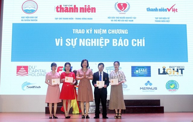 PGS.TS Nguyễn Thị Trường Giang, Ủy vi&ecirc;n BTV Đảng ủy Học viện, Ph&oacute; gi&aacute;m đốc Học viện B&aacute;o ch&iacute; v&agrave; Tuy&ecirc;n truyền, ủy vi&ecirc;n BCH Hội nh&agrave; b&aacute;o Việt Nam trao tặng kỷ niệm chương V&igrave; sự nghiệp b&aacute;o ch&iacute; của Hội nh&agrave; b&aacute;o Việt Nam cho l&atilde;nh đạo, ph&oacute;ng vi&ecirc;n Tạp ch&iacute; Thanh ni&ecirc;n &nbsp;