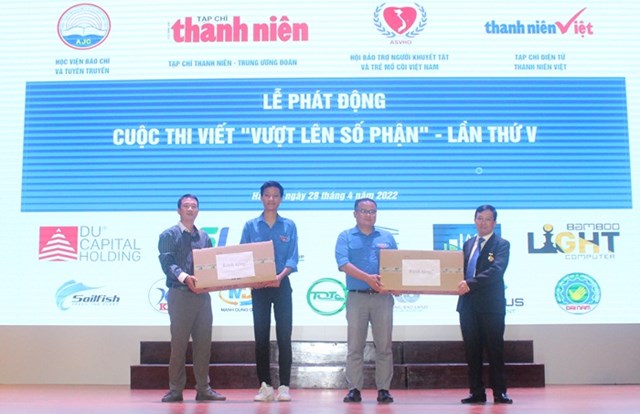 Ban tổ chức tặng qu&agrave; cho đo&agrave;n thanh ni&ecirc;n Học vi&ecirc;n B&aacute;o ch&iacute; v&agrave; Tuy&ecirc;n truyền v&agrave; Đo&agrave;n thanh ni&ecirc;n Học viện Thanh thiếu ni&ecirc;n Việt Nam &nbsp;