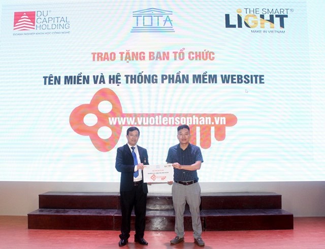 Đại diện C&ocirc;ng ty TNHH Quản l&yacute;&nbsp;DUCAPITAL trao tặng Ban tổ chức m&aacute;y t&iacute;nh v&agrave; t&ecirc;n miền Vuotlensophan.vn &nbsp;