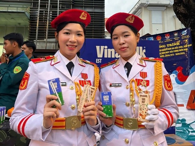 C&aacute;c chiến sĩ th&iacute;ch th&uacute; khi thử sản phẩm mới của Vinamilk l&agrave; sữa tươi Green Farm rất &iacute;t đường v&agrave; sữa 9 hạt Vinamilk