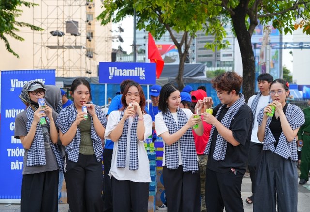 Người d&acirc;n d&ugrave; lứa tuổi n&agrave;o, thế hệ, nghề nghiệp n&agrave;o cũng đều h&ograve;a m&igrave;nh h&acirc;n hoan kỷ niệm ng&agrave;y đại thắng, thống nhất non s&ocirc;ng. Thu Thảo (24 tuổi, ngụ TP.HCM) cho biết đ&acirc;y l&agrave; lần đầu ti&ecirc;n được đ&oacute;n mừng dịp lễ lớn như vậy, cảm gi&aacute;c &ldquo;cắm trại&rdquo; giữa biển người, ai cũng chung một niềm vui, tự h&agrave;o về đất nước khiến c&ocirc; c&agrave;ng cảm thấy r&otilde; n&eacute;t hơn tinh thần d&acirc;n tộc, t&igrave;nh y&ecirc;u nước để trưởng th&agrave;nh v&agrave; c&oacute; tr&aacute;ch nhiệm hơn với qu&ecirc; hương.