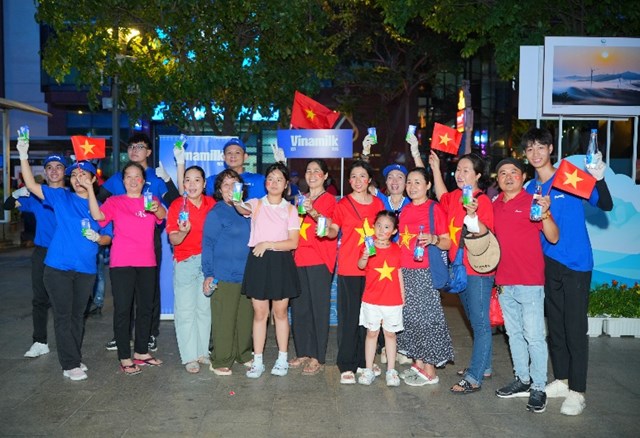 Vinamilk c&oacute; mặt dọc tuyến đường Nguyễn Huệ, Bến Bạch Đằng suốt 2 ng&agrave;y 29 v&agrave; 30/4