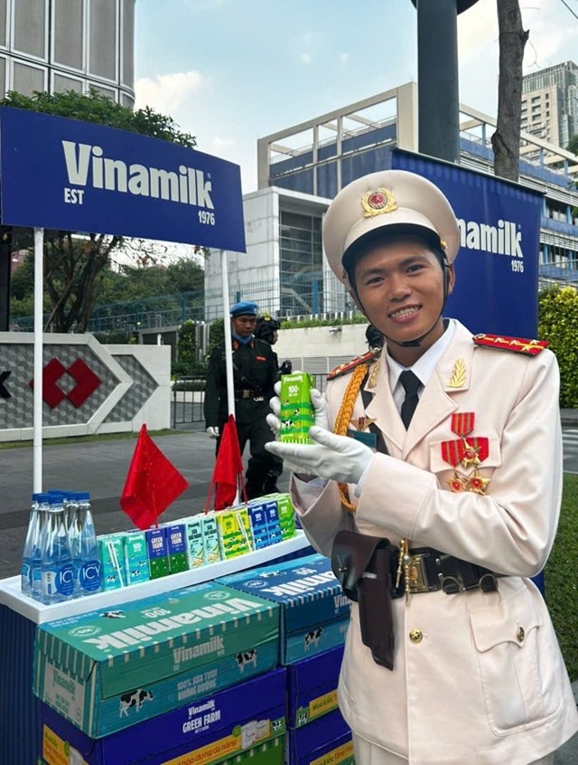 Niềm vui rạng ngời của c&aacute;c anh l&iacute;nh trẻ trước giờ diễu binh ch&iacute;nh thức mừng kỷ niệm 50 năm Giải Ph&oacute;ng miền Nam, thống nhất đất nước v&agrave; được tiếp th&ecirc;m dinh dưỡng từ Vinamilk