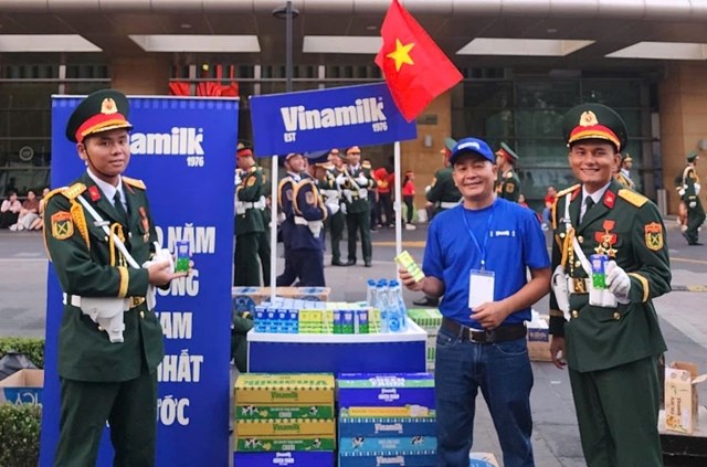 Từ s&aacute;ng sớm 30/4, đội ngũ Vinamilk đ&atilde; sẵn s&agrave;ng tiếp ứng c&aacute;c sản phẩm sữa v&agrave; nước đ&oacute;ng chai cho lực lượng trước giờ diễu h&agrave;nh