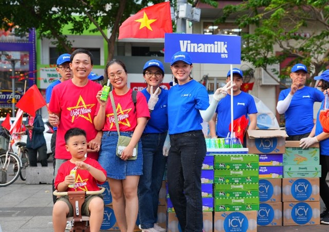 Kh&ocirc;ng chỉ tiếp ứng cho lực lượng diễu binh, Vinamilk cũng trao tặng sản phẩm, h&ograve;a chung niềm h&acirc;n hoan của người d&acirc;n mừng đại lễ