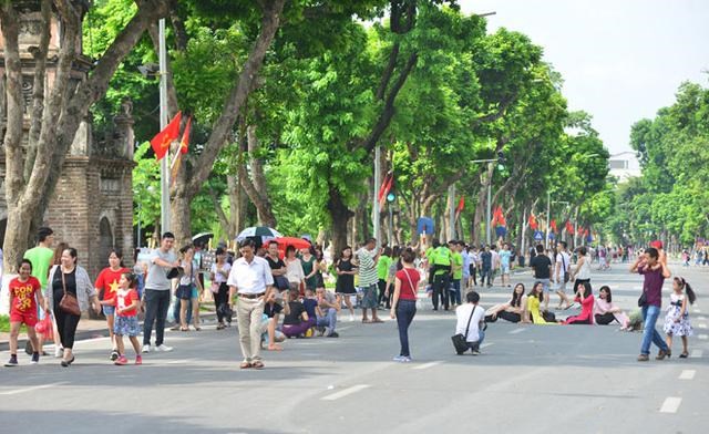 Phố đi bộ hồ Hoàn Kiếm luôn thu hút nhiều người dân và du khách trong những ngày nghỉ lễ