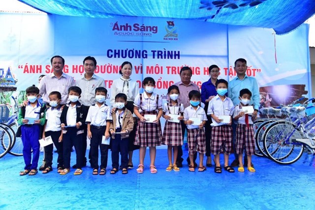 Nhiều phần quà ý nghĩa được trao cho các em học sinh có hoàn cảnh khó khăn ở xã Thuận Minh.