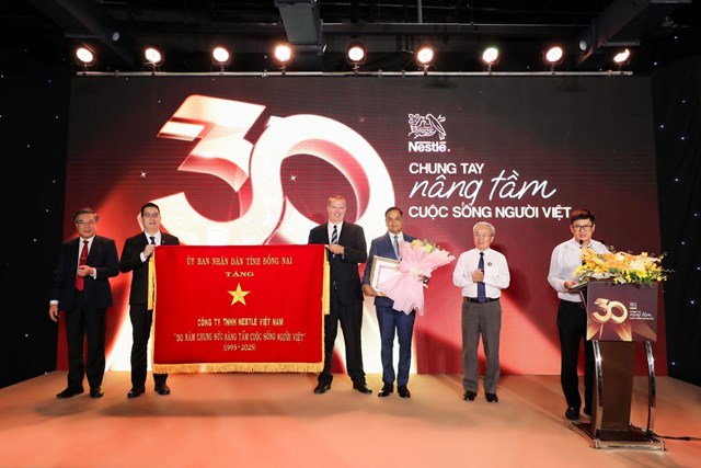 Tại lễ kỷ niệm 30 năm th&agrave;nh lập, l&atilde;nh đạo tỉnh Đồng Nai đ&atilde; trao tặng bằng khen v&agrave; bức trướng &ldquo;30 năm chung sức n&acirc;ng tầm cuộc sống người Việt&rdquo;, ghi nhận sự đồng h&agrave;nh bền bỉ của Nestl&eacute;. &nbsp;