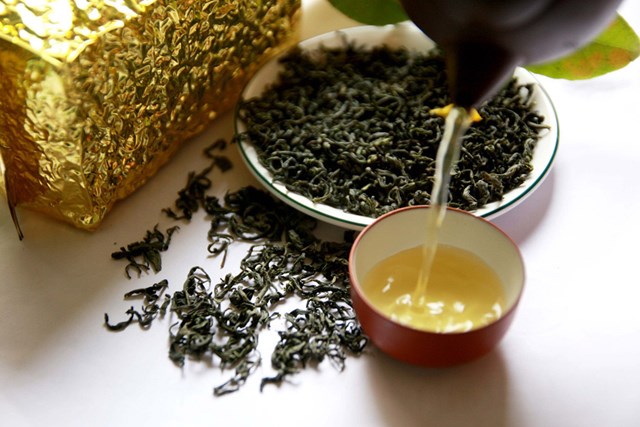 Chén nước chè Shan tuyết có màu vàng như mật ong.