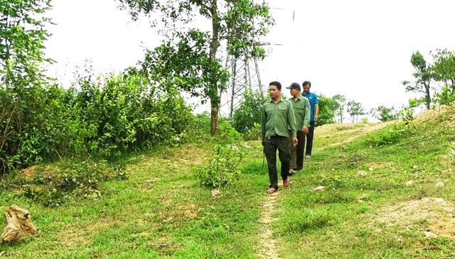 C&aacute;c th&agrave;nh vi&ecirc;n tổ tuần rừng ở th&ocirc;n T&agrave; R&ugrave;ng, x&atilde; H&uacute;c, huyện Hướng H&oacute;a, tuần tra bảo vệ rừng - Ảnh: Đ.V &nbsp;