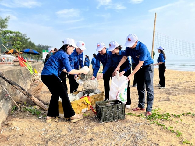 C&aacute;c đo&agrave;n vi&ecirc;n thanh ni&ecirc;n tham gia dọn r&aacute;c, bảo vệ m&ocirc;i trường biển trong chương tr&igrave;nh &ldquo;Thanh ni&ecirc;n h&agrave;nh động v&igrave; đại dương kh&ocirc;ng r&aacute;c nhựa&rdquo; &nbsp;
