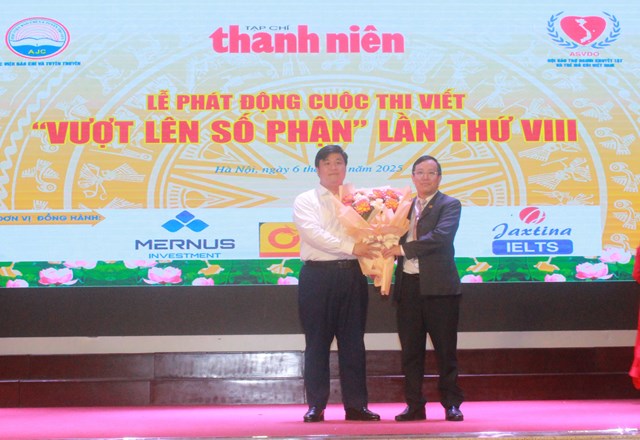 Đ&ocirc;̀ng chí Nguy&ecirc;̃n Thái An - Ủy vi&ecirc;n Ban thường vụ, Trưởng ban Tuy&ecirc;n giáo Trung ương Đoàn tặng hoa chúc mừng cu&ocirc;̣c thi