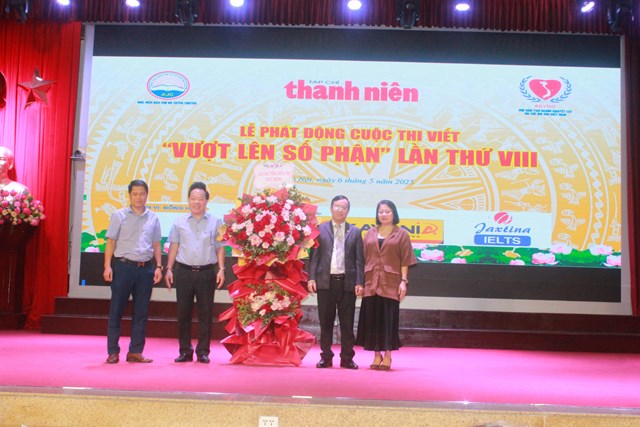 Đại di&ecirc;̣n CLB T&ocirc;̉ng bi&ecirc;n t&acirc;̣p c&aacute;c báo, tạp chí tặng hoa chúc mừng cu&ocirc;̣c thi&nbsp;&nbsp;