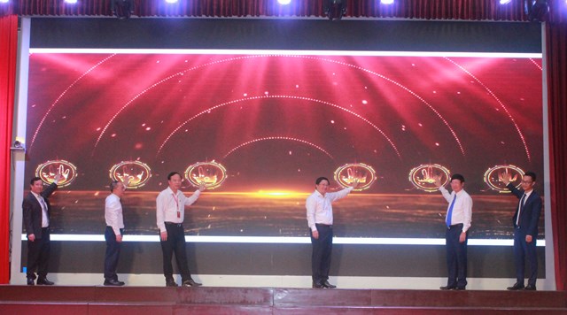 C&aacute;c đồng ch&iacute; l&atilde;nh đạo thực hiện nghi thức ph&aacute;t động cuộc thi &nbsp;