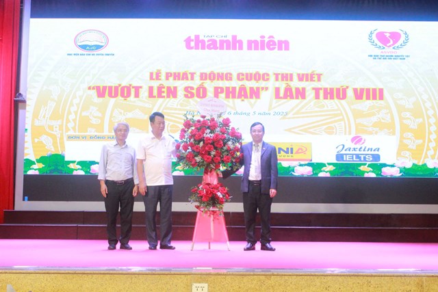 Đại di&ecirc;̣n CLB Ảnh b&aacute;o ch&iacute;, H&ocirc;̣i nhà báoViệt Nam tặng hoa chúc mừng cu&ocirc;̣c thi