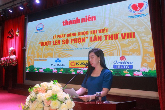 Đ&ocirc;̀ng chí Phạm Hương Ng&aacute;t - Ph&oacute; trưởng ban Đối ngoại - Tuy&ecirc;n truyền Hội bảo trợ Người khuyết tật v&agrave; Trẻ mồ c&ocirc;i Việt Nam c&ocirc;ng b&ocirc;́ th&ecirc;̉ l&ecirc;̣ cu&ocirc;̣c thi &nbsp;