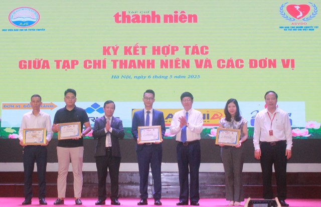 Ban t&ocirc;̉ chức cuộc thi trao gi&acirc;́y chứng nh&acirc;̣n các đơn vị đ&ocirc;̀ng hành