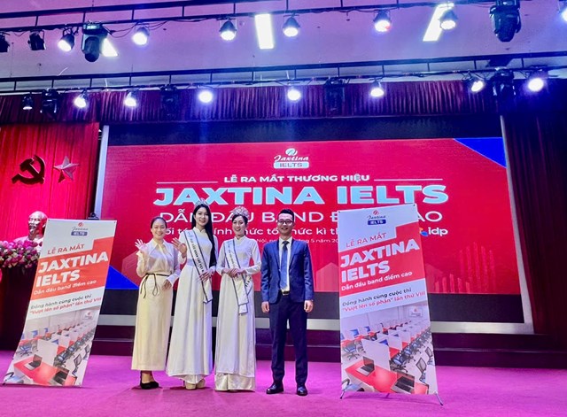 Tại l&ecirc;̃ phát đ&ocirc;̣ng cu&ocirc;̣c thi, Jaxtina Group ch&iacute;nh thức ra mắt thương hiệu Jaxtina IELTS, đ&aacute;nh dấu bước tiến chiến lược với sứ mệnh đồng h&agrave;nh c&ugrave;ng học sinh &ndash; sinh vi&ecirc;n chinh phục band điểm 7.5 &ndash; 8.5+, hiện thực h&oacute;a giấc mơ v&agrave;o c&aacute;c trường đại học top đầu, gi&agrave;nh học bổng quốc tế, du học v&agrave; trở th&agrave;nh c&ocirc;ng d&acirc;n to&agrave;n cầu. Jaxtina tự h&agrave;o l&agrave; một trong số &iacute;t trung t&acirc;m tiếng Anh tại Việt Nam được Bộ Gi&aacute;o dục v&agrave; Đ&agrave;o tạo ph&ecirc; duyệt l&agrave; địa điểm tổ chức thi IELTS ch&iacute;nh thức của IDP Education &ndash; tạo điều kiện thuận lợi v&agrave; tin cậy cho th&iacute; sinh tr&ecirc;n to&agrave;n quốc&nbsp;&nbsp;
