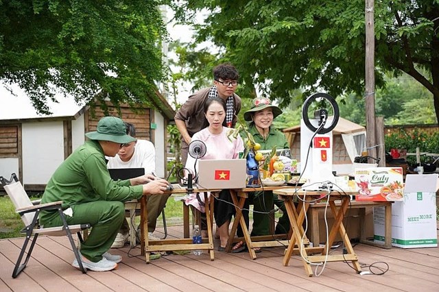 N&ocirc;ng sản online &ndash; Khi n&ocirc;ng d&acirc;n livestream b&aacute;n h&agrave;ng triệu đơn. &nbsp;