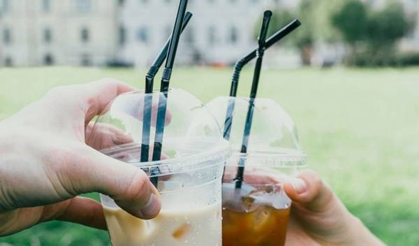 G&#225;nh nặng từ 5,3 tỷ ống h&#250;t nhựa mỗi năm v&#224; b&#224;i to&#225;n nan giải - Ảnh 1