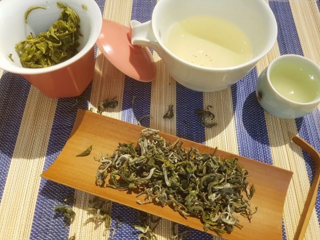 Trà cổ thụ Lũng Phìn cọng trà xoăn chắc, xanh mượt, nước trà xanh sáng trong, vị ngọt dịu nhẹ cứ trôi dần từ đầu lưỡi tới từng tế bào vị giác rồi xuống cổ họng.