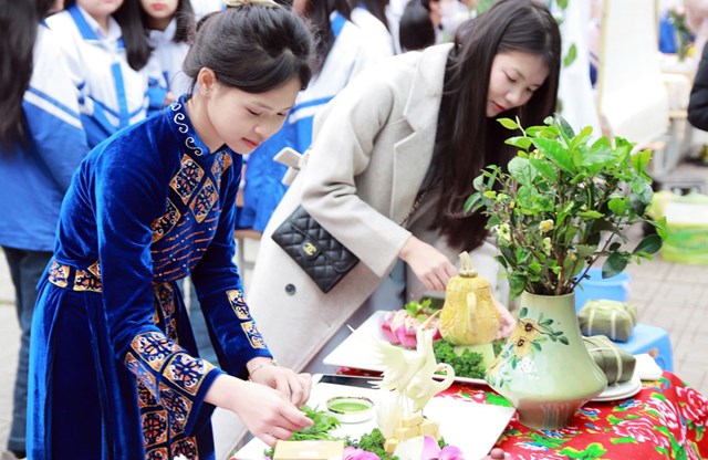 Học sinh trường THPT Khánh Hòa (Thái Nguyên) sáng tạo, chế biến các món ăn từ trà.