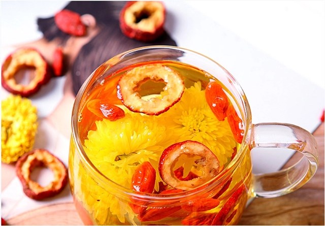 Nhâm nhi một tách trà hoa cúc táo đỏ trước giờ đi ngủ là một bí quyết đơn giản nhưng hiệu quả bất ngờ.