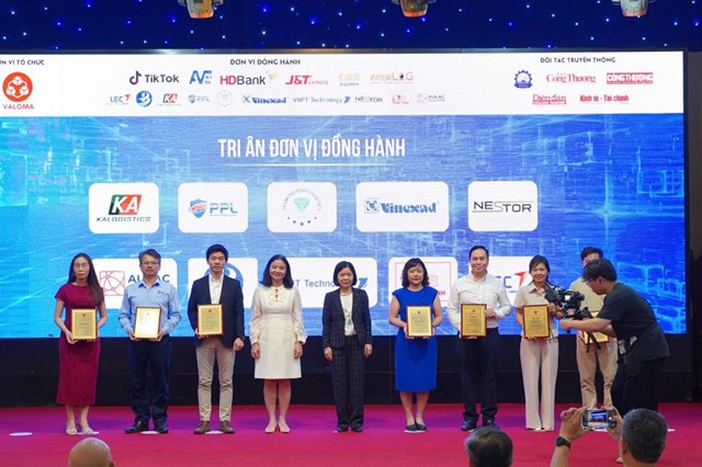 Tri &acirc;n đơn vị đồng h&agrave;nh