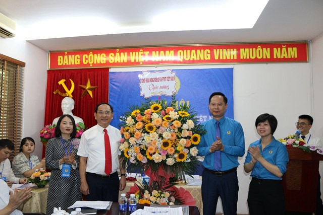 Đồng ch&iacute; Đỗ Tiến Dũng - Ph&oacute; Chủ tịch C&ocirc;ng đo&agrave;n N&ocirc;ng nghiệp v&agrave; PTNT Việt Nam (thứ hai từ phải sang) tặng hoa ch&uacute;c mừng Đại hội.