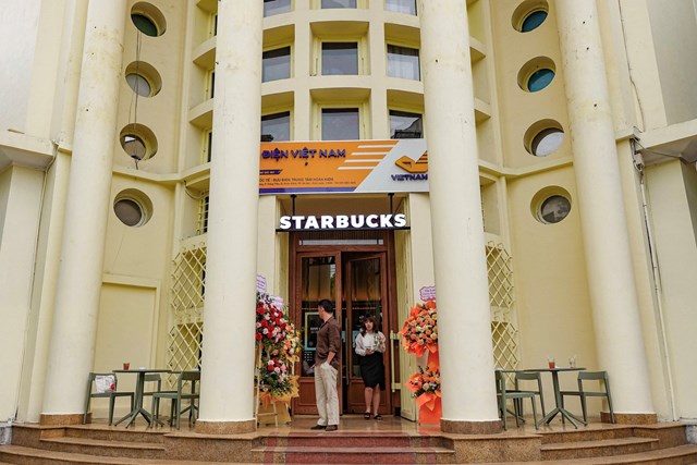 Starbucks &quot;chọn mặt gửi v&#224;ng&quot; tại vị tr&#237; kim cương Bờ Hồ v&#224; g&#243;c nh&#236;n chuy&#234;n gia - Ảnh 2