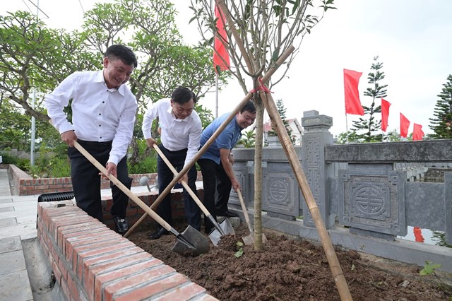 L&atilde;nh đạo Bộ NN-PTNT v&agrave; l&atilde;nh đạo tỉnh Hải Dương trồng c&acirc;y lưu niệm trong khu&ocirc;n vi&ecirc;n khu tượng đ&agrave;i B&aacute;c Hồ. &nbsp;