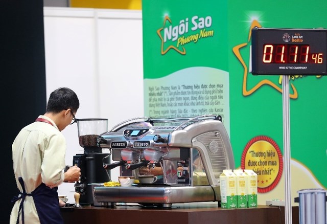 C&aacute;c th&iacute; sinh thực hiện phần thi pha chế, vẽ Latte Art &nbsp;