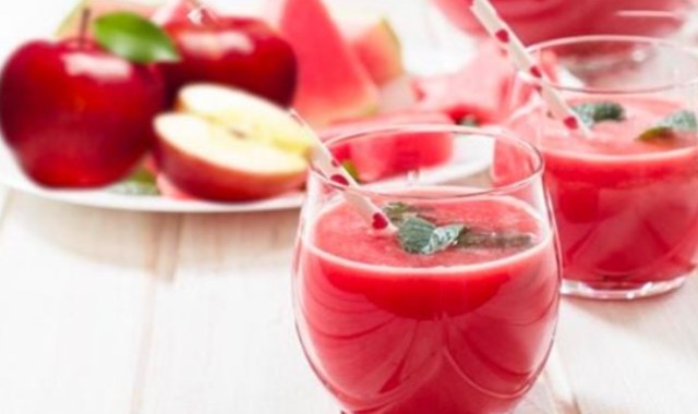Kết hợp dưa hấu với táo sẽ tạo thành thức uống giàu vitamin C, làm sáng da và ngừa tàn nhang.