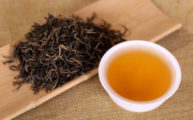 Một cốc hồng trà vào buổi sáng không chỉ mang đến hương vị đậm đà mà còn là liệu pháp tự nhiên giúp bạn khởi đầu ngày mới đầy năng lượng và sự tỉnh táo.