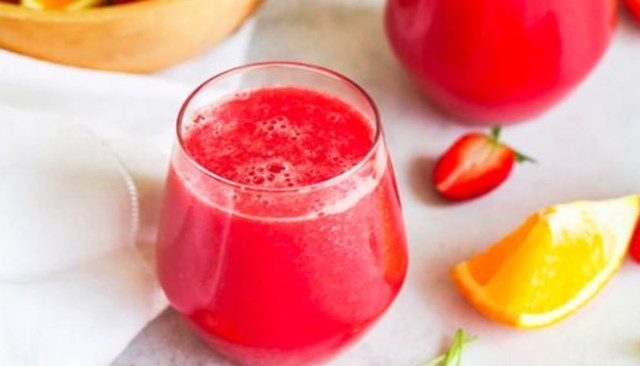 Kết hợp dâu tây với dưa hấu trong một ly sinh tố, bạn không chỉ nhận được hương vị thơm ngon mà còn tận dụng các dưỡng chất để bảo vệ da khỏi tác động của tia UV.