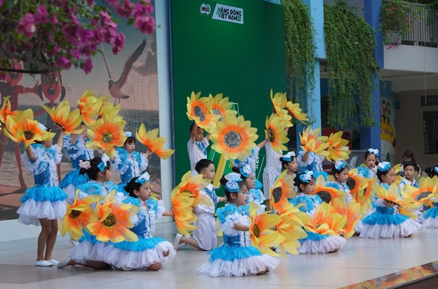 C&aacute;c em nhỏ tr&igrave;nh diễn tiết mục ca nhạc tại Lễ ph&aacute;t động cuộc thi &nbsp;